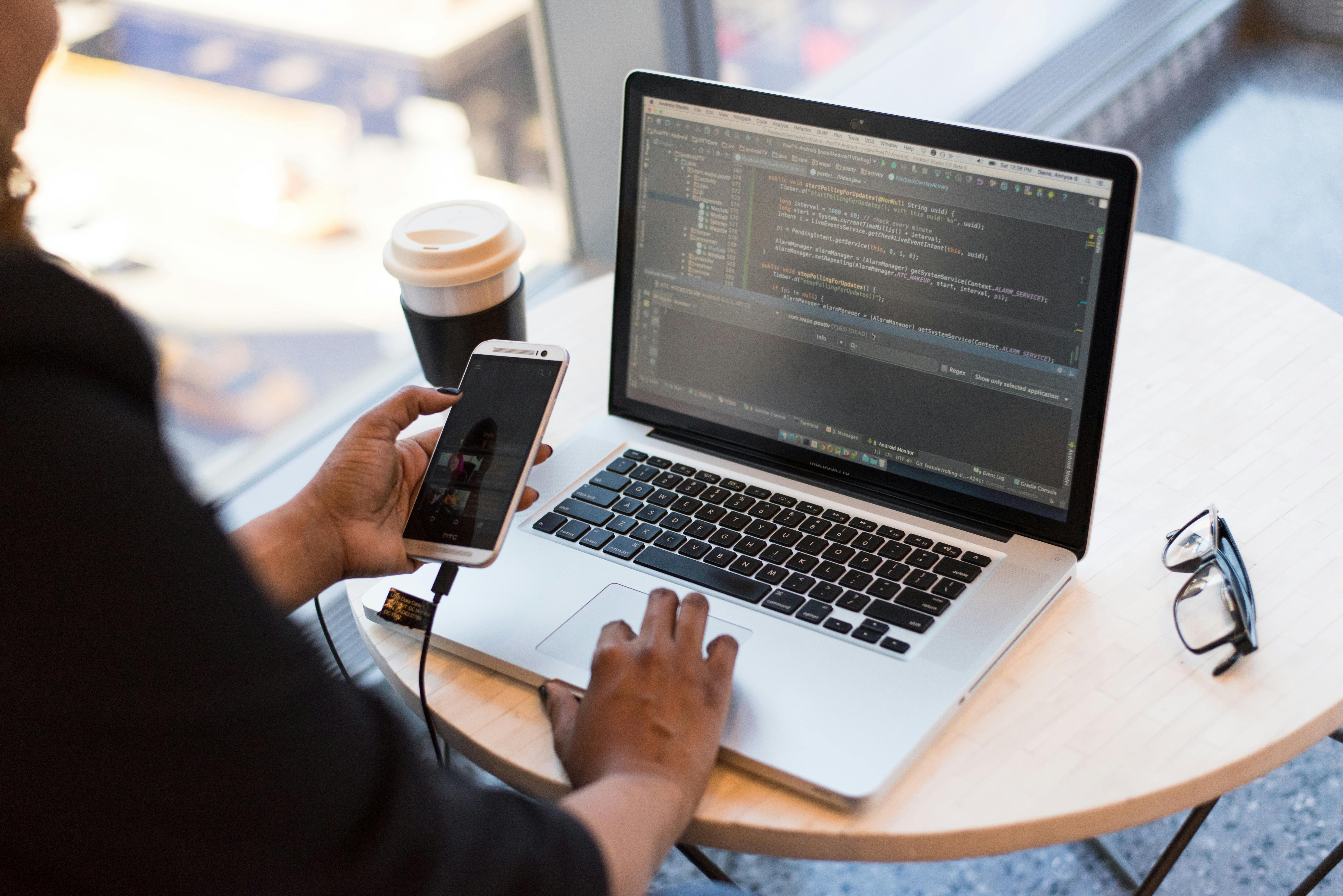 Ambiente de trabalho contemporâneo com tecnologia